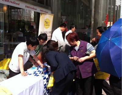 搜房網(wǎng)走進(jìn)易世達(dá)休閑購(gòu)物廣場(chǎng)，近千人現(xiàn)場(chǎng)咨詢彰顯市場(chǎng)活力